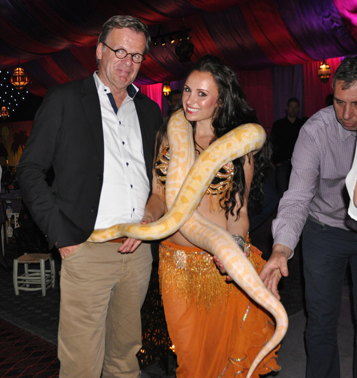 Oosters thema 1001 nacht feest buikdanseressen met slang